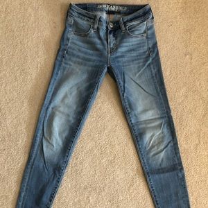 AMERICAN EAGLE jeans in light blue. Size US 00.